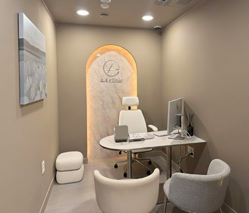 4.4의원 로비 대기실